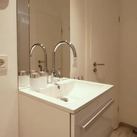 Iris 8 - Ruhige Souterrain-wohnung In Der Friesenstraße Apartment *