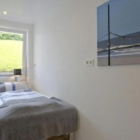 Apartment Iris 8 - Ruhige Souterrain-wohnung In Der Friesenstraße *