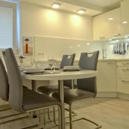 Iris 8 - Ruhige Souterrain-wohnung In Der Friesenstraße Apartment *