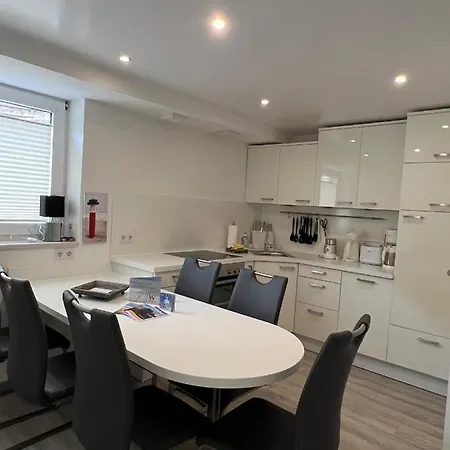 Iris 8 - Ruhige Souterrain-wohnung In Der Friesenstraße Apartment *